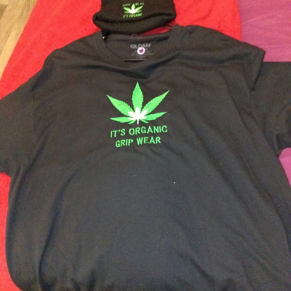 Gildan Black Green Leaf Design
